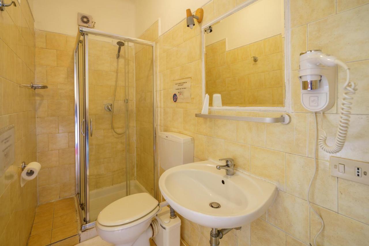 Vierbettzimmer mit eigenem Bad